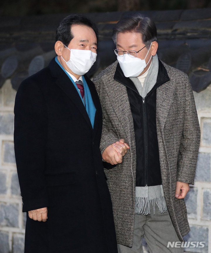 [전주=뉴시스] 최동준 기자 = 이재명 더불어민주당 대선 후보가 3일 전북 전주 한옥마을 종로회관에서 정세균 전 국무총리와 만찬을 하기 위해 걸어오고 있다. (공동취재사진) 2021.12.03. photo@newsis.com