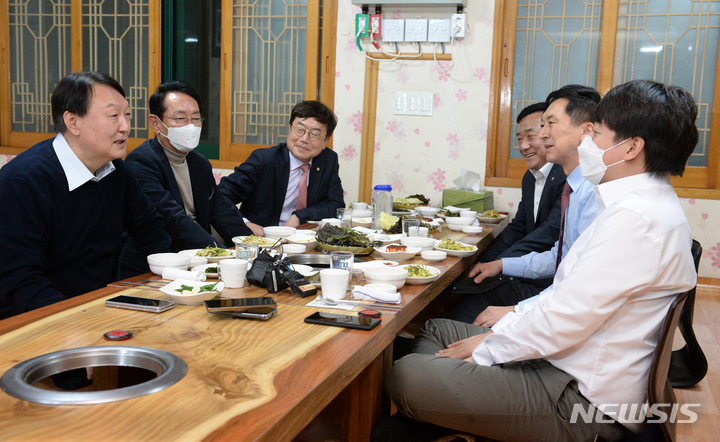 [울산=뉴시스] 배병수 기자 = 이준석 국민의힘 당대표가 3일 오후 울산 울주군 언양읍 모 식당에서 윤석열 대선후보, 김기현 원내대표와 회동을 하고 있다. 2021.12.03. bbs@newsis.com
