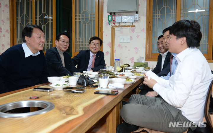 [울산=뉴시스] 배병수 기자 = 이준석 국민의힘 당대표가 3일 오후 울산 울주군 언양읍 모 식당에서 윤석열 대선후보, 김기현 원내대표와 회동을 하고 있다. 2021.12.03. bbs@newsis.com