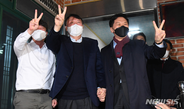 [울산=뉴시스] 배병수 기자 = 이준석 국민의힘 당대표와 윤석열 대선 후보, 김기현 원내대표가 3일 오후 울산 울주군 언양읍의 한 식당에서 만찬 회동 후 포즈를 취하고 있다. 2021.12.03. bbs@newsis.com