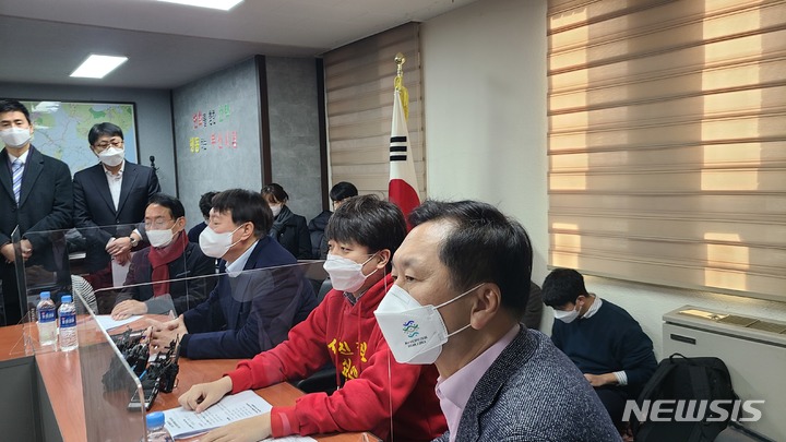 [부산=뉴시스]최서진 기자=윤석열 국민의힘 대선후보와 이준석 대표 등이 4일 부산 수영구 국민의힘 부산시당에서 열린 선거대책위원회 회의에 참석했다. 