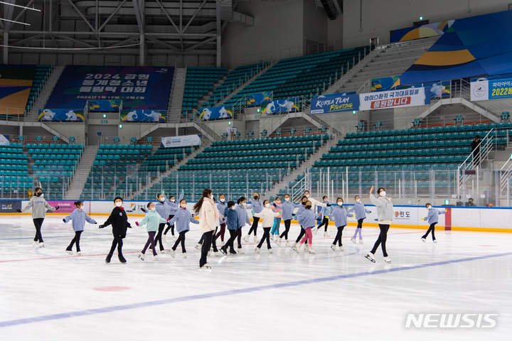 [서울=뉴시스]피겨여왕 김연아, 스페셜 강사로 꿈나무 지도 (사진 = 2018평창기념재단 제공)