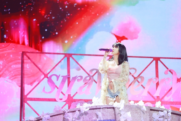 [서울=뉴시스] 아이유 '스트로베리 문'. 2021.12.04. (사진 = MMA 2021 제공) photo@newsis.com