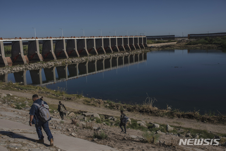 [알고도네스( 멕시코)=AP/뉴시스]멕시코 바하 캘리포니아주 미국과의 국경지대를 걸어서 통과하는 이민들. 이 지역의 멕시코 해병대 기지에서는 2022년 6월 19일 동료군인 2명과 민간인 1명에게 총격을 가해 살해한 사건도 일어났고 트럼프는 추가로 군사지역을 신설하고 주정부군 군대를 파견 했다. 2025. 12.11. 