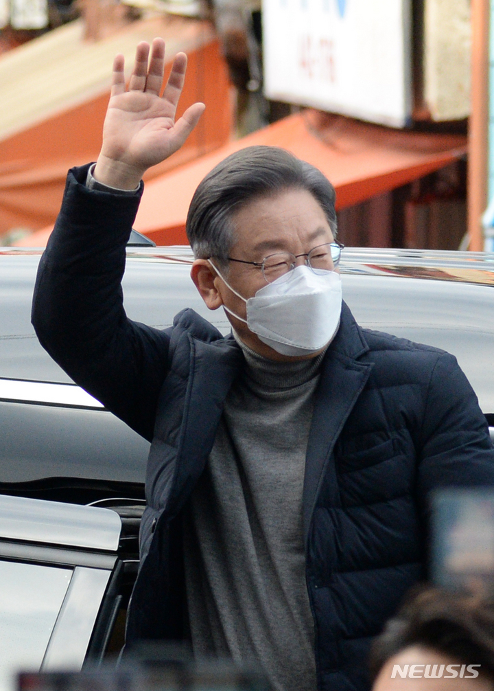 [군산=뉴시스] 김얼 기자 = 이재명 더불어민주당 대선 후보의 매타버스(매주 타는 민생 버스) 전북지역 순회가 이어지고 있는 4일 전북 군산시 군산공설시장을 방문한 이재명 후보가 지지자들과 인사를 나누고 있다. 2021.12.04. pmkeul@newsis.com