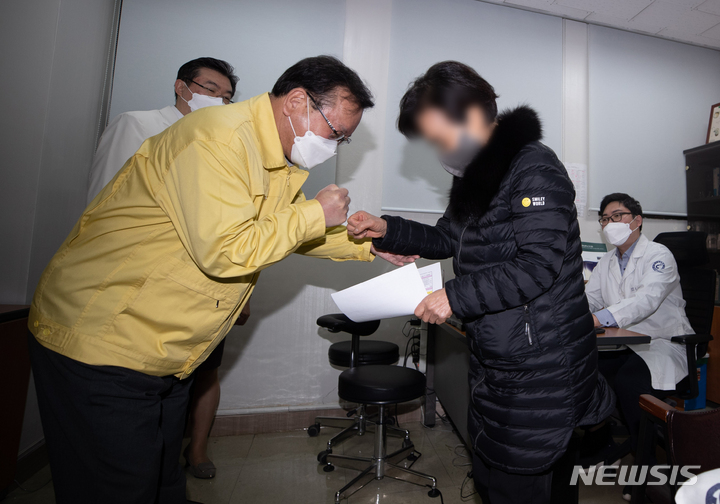 [서울=뉴시스] 고승민 기자 = 신종 코로나바이러스 감염증(코로나19) 백신 3차 접종 현장방문에 나선 김부겸 국무총리가 4일 오전 서울 은평구 청구성심병원에서 예진을 마친 한 시민과 주먹인사를 하고 있다. (공동취재사진) 2021.12.04. photo@newsis.com