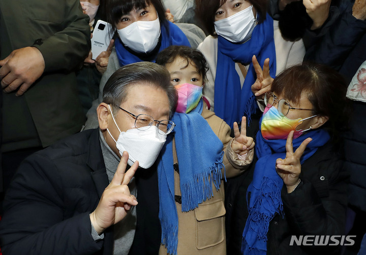 [군산=뉴시스] 최동준 기자 = 이재명 더불어민주당 대선 후보가 4일 전북 군산시 공설시장을 방문해 지지자들과 기념촬영을 하고 있다. 2021.12.04. photocdj@newsis.com