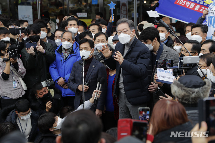 [군산=뉴시스] 최동준 기자 = 이재명 더불어민주당 대선 후보가 4일 전북 군산시 공설시장을 방문해 연설하고 있다. 2021.12.04. photocdj@newsis.com