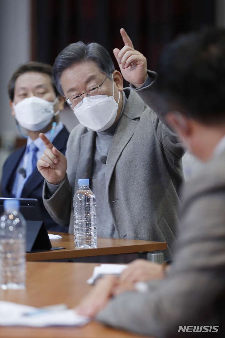 [김제=뉴시스] 최동준 기자 = 이재명 더불어민주당 대선 후보가 4일 전북 김제시 한국농어촌공사 새만금33센터에서 '희망의 보금자리, 새만금' 국민방상회를 하고 있다 . 2021.12.04. photocdj@newsis.com