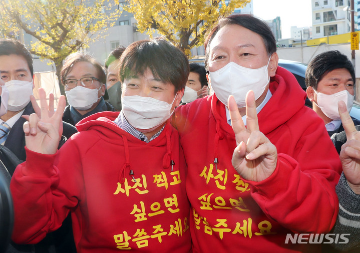 [부산=뉴시스] 하경민 기자 = 국민의힘 윤석열 대선 후보와 이준석 당 대표가 4일 부산 부산진구 서면 일대에서 지지를 호소하는 합동 선거운동을 펼치기에 앞서 기념촬영을 하고 있다. 2021.12.04. yulnetphoto@newsis.com