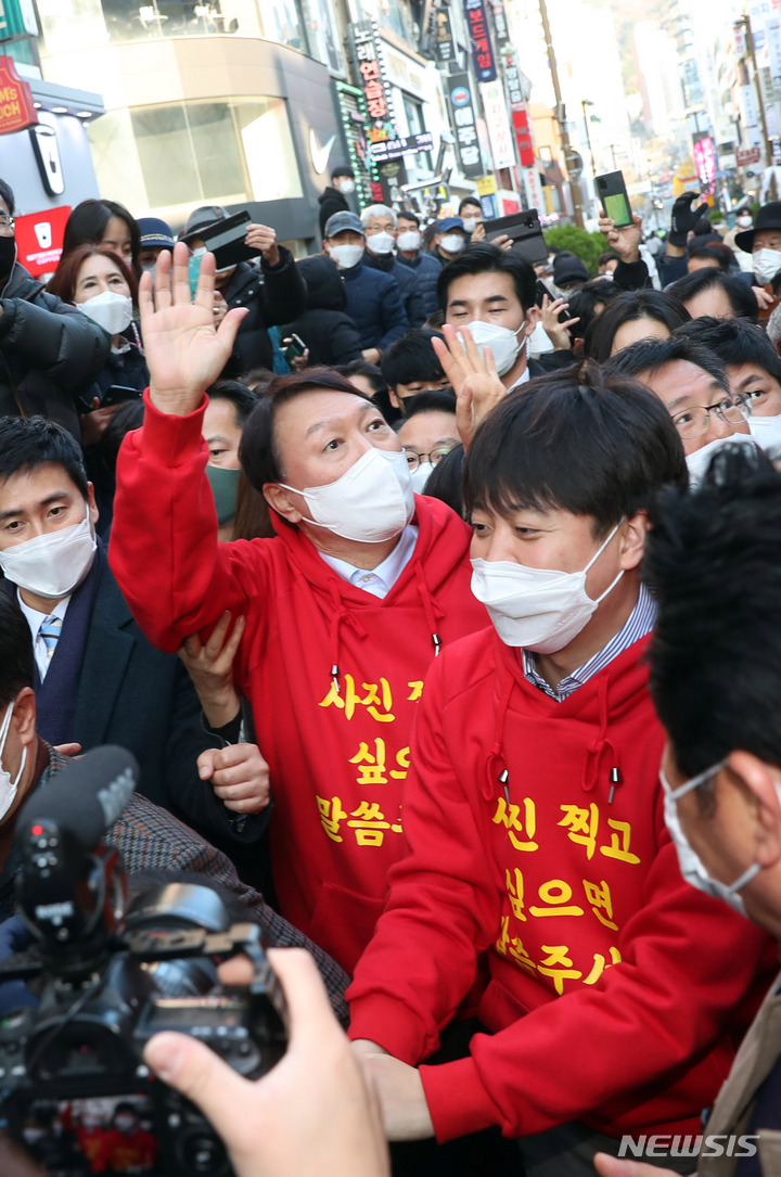 [부산=뉴시스] 하경민 기자 = 국민의힘 윤석열 대선 후보가 이준석 당 대표와 함께 4일 부산 부산진구 서면 일대에서 지지를 호소하며 시민들에게 인사하고 있다. 2021.12.04. yulnetphoto@newsis.com