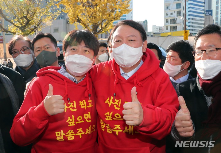 [부산=뉴시스] 하경민 기자 = 국민의힘 윤석열 대선 후보와 이준석 당 대표가 4일 부산 부산진구 서면 일대에서 지지를 호소하는 합동 선거운동을 펼치기에 앞서 기념촬영을 하고 있다. 2021.12.04. yulnetphoto@newsis.com