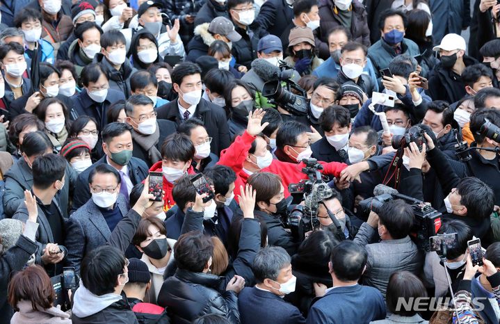 [부산=뉴시스] 하경민 기자 = 국민의힘 윤석열 대선 후보와 이준석 당 대표가 4일 부산 부산진구 서면 일대에서 지지를 호소하며 시민들에게 인사하고 있다. 2021.12.04. yulnetphoto@newsis.com