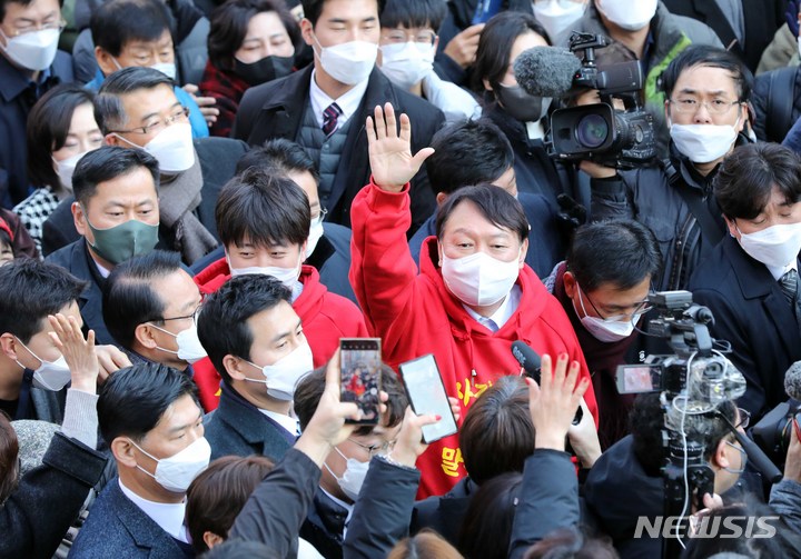 [부산=뉴시스] 하경민 기자 = 국민의힘 윤석열 대선 후보와 이준석 당 대표가 4일 부산 부산진구 서면 일대에서 지지를 호소하며 시민들에게 인사하고 있다. 2021.12.04. yulnetphoto@newsis.com