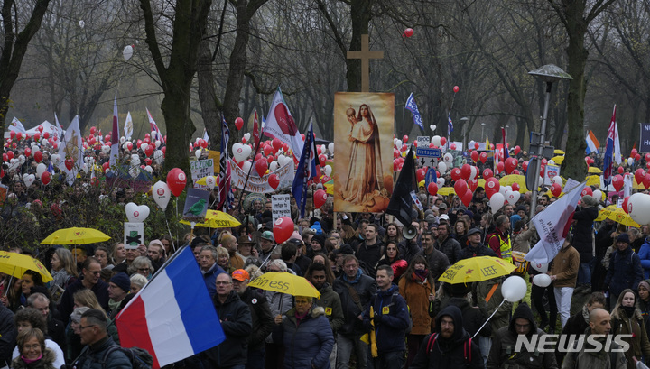 [위트레흐트(네덜란드)=AP/뉴시스]4일(현지시간) 네덜란드 위트레흐트에서 수천명의 시위대가 모여 코로나199 방역 조치에 대해 항의하는 시위를 벌였다. 2021.12.05. 