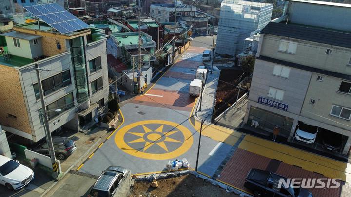 11개월간의 공사를 마치고, 확·포장된 성문중·고교 주변 도로 풍경.