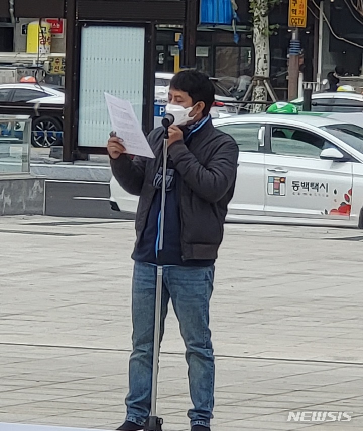 [부산=뉴시스] 미얀마 출신 노동자 또뚜야 씨가 5일 오전 11시 부산역광장에서 미얀마 군부 쿠데타 규탄하는 시위에서 발언하고 있다. 2021.12.5. eastsky@newsis.com