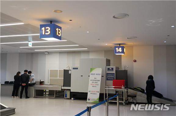 [세종=뉴시스] 인천국제공항 전 출구에 설치된 농·축산물 검역 전용 엑스(X)-레이. (사진=농림축산식품부 제공)