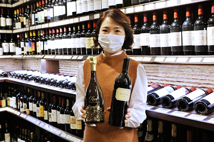 [서울=뉴시스]서울시 중구 소공동에 위치한 롯데백화점 본점 지하1층 와인 매장에서 박화선 롯데백화점 주류 바이어(상품기획자)가 와인을 소개하는 모습. (사진=롯데백화점 제공). 2021.12.06. photo@newsis.com *재판매 및 DB 금지