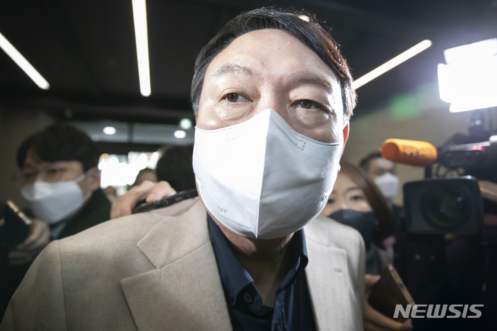 [서울=뉴시스] 국회사진기자단 = 윤석열 국민의힘 대선 후보가 선거대책위원회 출범을 하루 앞둔 5일 오전 서울 여의도 중앙당사에서 열리는 비공개 회의에 참석하고 있다. 2021.12.05. photo@newsis.com