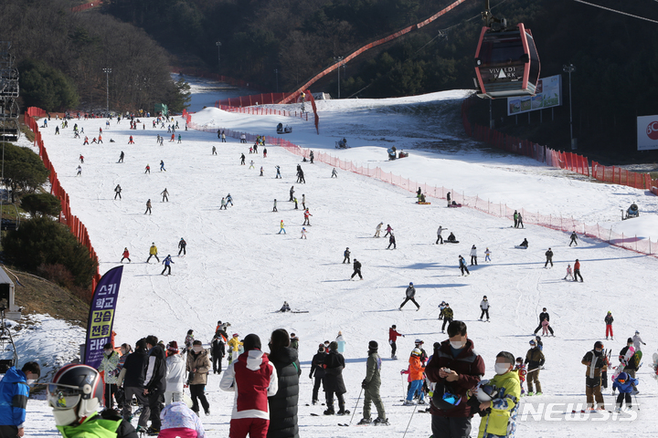 [홍천=뉴시스] 김경목 기자 = 정부의 방역 강화 시행을 하루 앞둔 5일 오후 아마추어 스키어스노보더들이 강원 홍천군 소노(구 대명) 비발디파크 스키장 초급 슬로프에서 조심스럽게 내려오고 있다. 2021.12.05. photo31@newsis.com
