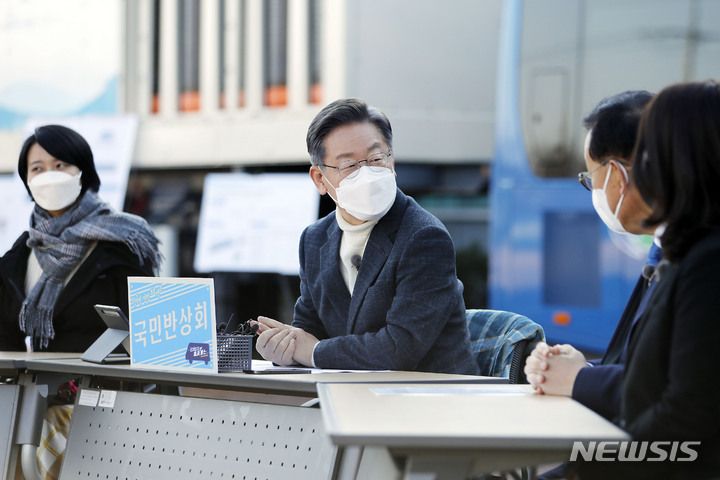 [완주=뉴시스] 최동준 기자 = 이재명 더불어민주당 대선 후보가 5일 전북 완주군 테크노파크스마트융합기술센터를 방문해 '그린수소시대를 그리다' 국민반상회를 하고 있다. 2021.12.05. photocdj@newsis.com