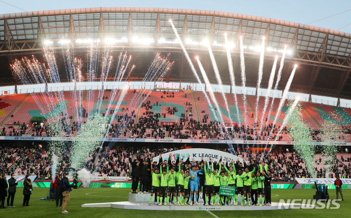 [전주=뉴시스] 김얼 기자 = 하나원큐 K리그1 2021 전북현대와 제주유나이티드 경기가 열린 5일 전북 전주시 전주월드컵경기장에서 전북현대 선수들이 우승 트로피를 들어올리며 승리를 만끽하고 있다. 2021.12.05. pmkeul@newsis.com