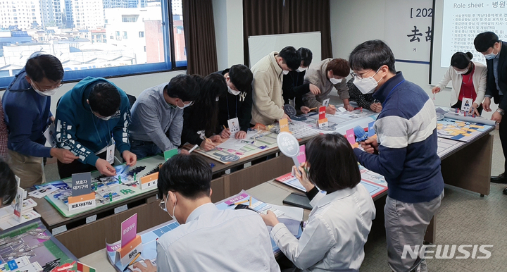 [전주=뉴시스]윤난슬 기자 = 전북대학교병원은 재난 상황 발생 시 지역사회가 빠르고 효율적으로 대응하기 위해 필수 재난 의료 전담병원으로서 공공의료 사업을 진행했다고 6일 밝혔다.(사진=전북대병원 제공) 