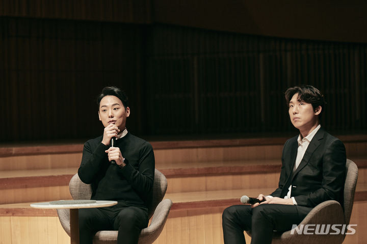 [서울=뉴시스]피아니스트 신창용과 첼리스트 문태국이 6일 서울 송파구 롯데콘서트홀에서 열린 '2022 인 하우스 아티스트' 기자간담회에서 참석해 말하고 있다. (사진=롯데콘서트홀 제공) 2021.12.06. photo@newsis.com
