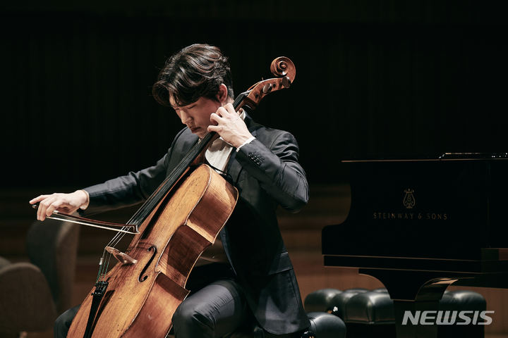 [서울=뉴시스]첼리스트 문태국이 6일 서울 송파구 롯데콘서트홀에서 열린 '2022 인 하우스 아티스트' 기자간담회에서 연주하고 있다. (사진=롯데콘서트홀 제공) 2021.12.06. photo@newsis.com