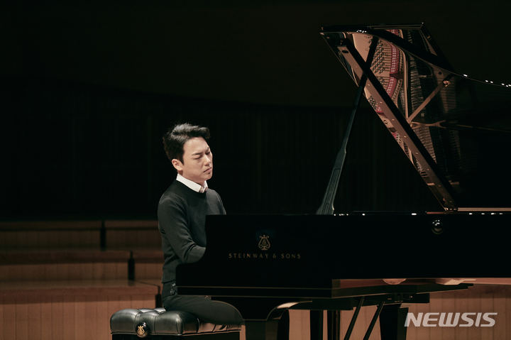 [서울=뉴시스]피아니스트 신창용이 6일 서울 송파구 롯데콘서트홀에서 열린 '2022 인 하우스 아티스트' 기자간담회에서 연주하고 있다. (사진=롯데콘서트홀 제공) 2021.12.06. photo@newsis.com