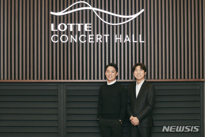 [서울=뉴시스]피아니스트 신창용과 첼리스트 문태국이 6일 서울 송파구 롯데콘서트홀에서 열린 '2022 인 하우스 아티스트' 기자간담회를 진행했다. (사진=롯데콘서트홀 제공) 2021.12.06. photo@newsis.com