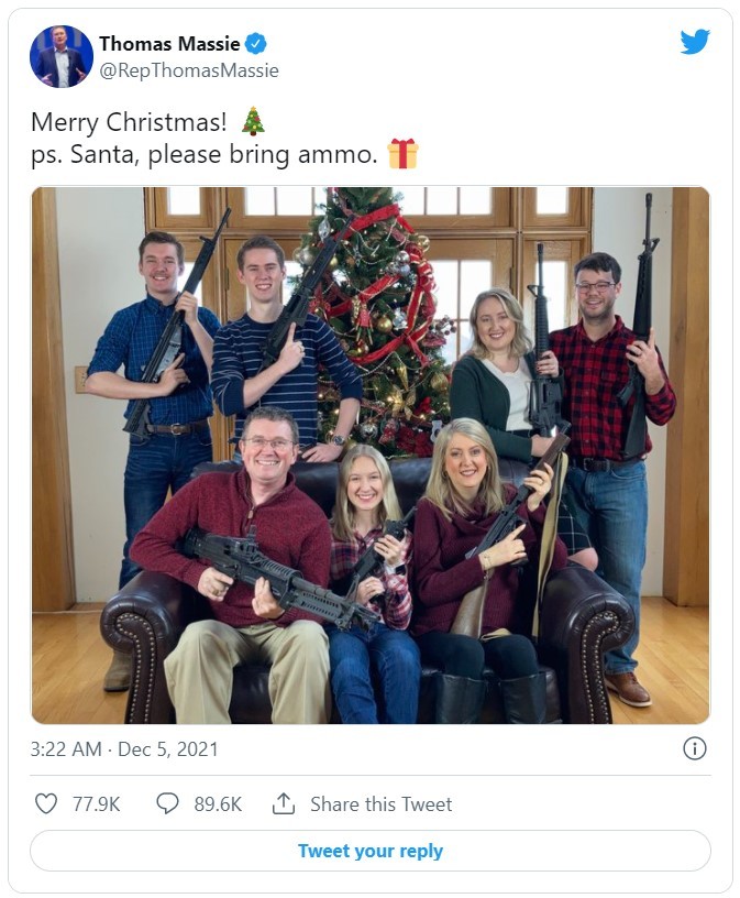 [서울=뉴시스] 토머스 매시 미국 켄터키주 하원의원 트위터. 5일(현지시간) 가디언 등에 따르면 최근 미시간주 고등학생 총기 난사 사건이 발생한 가운데 매시 의원이 지인들과 총을 든 채 미소를 짓고 있는 사진을 사회관계망서비스(SNS)에 올려 비난 여론이 커지고 있다. (출처: 토머스 매시 트위터 캡처) 2021.12.06. *재판매 및 DB 금지
