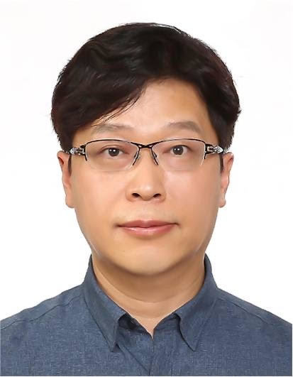 [포항=뉴시스] 강진구 기자 = 포스텍(총장 김무환)은 인공지능대학원·컴퓨터공학과·IT융합공학과 한욱신 교수(49·사진)가 최근 빅데이터 분야 최고 권위의 VLDB(Very Large Data Bases) 국제학술재단 이사(Trustee)로 선출됐다고 6일 밝혔다.(사진=포스텍 제공) 2021.12.06.photo@newsis.com *재판매 및 DB 금지