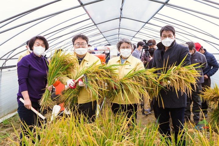[뉴시스=청양]지난 4일 청양군과 충남도농업기슬원은 충남 청양군 청남면 중산리 우근식 농가에서 수확 행사 후 기념사진을 찍고 있다.2021.12.06.(사진=청양군 제공) *재판매 및 DB 금지