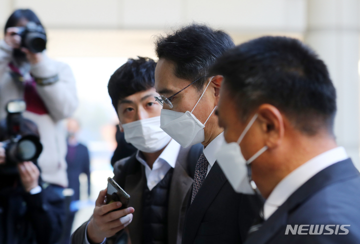 [서울=뉴시스] 배훈식 기자 = 이재용 삼성전자 부회장이 6일 오전 서울 서초구 서울중앙지방법원에서 열린 삼성 부당합병 의혹 재판에 출석하고 있다. 2021.12.06. dahora83@newsis.com