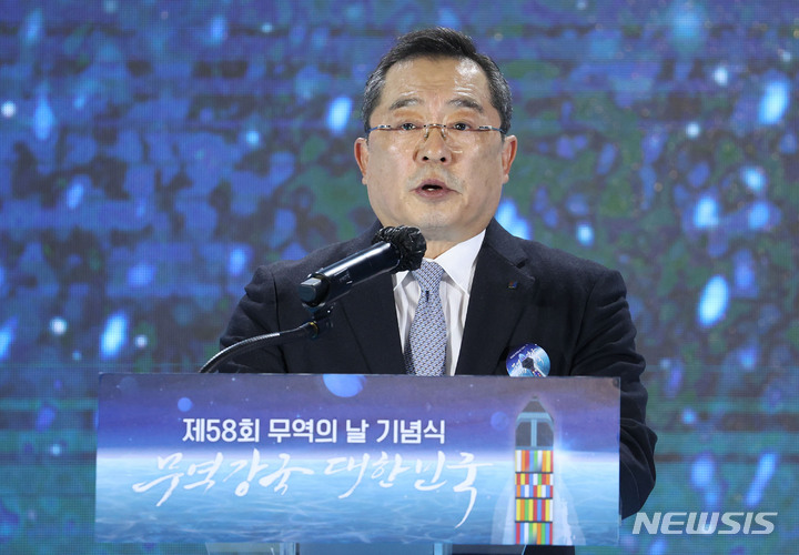 [서울=뉴시스] 전진환 기자 = 구자열 한국무역협회장이 6일 서울 강남구 코엑스에서 열린 제58회 무역의날 기념식에서 개회사를 하고 있다. 2021.12.06. amin2@newsis.com