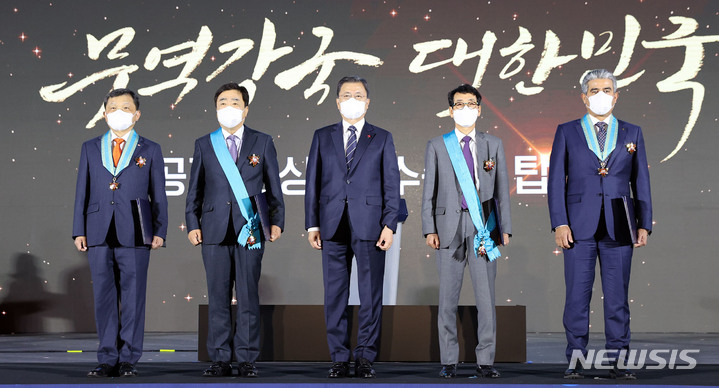 [서울=뉴시스] 전진환 기자 = 문재인 대통령이 6일 오전 서울 삼성동 코엑스에서 열린 제58회 무역의 날 기념식에 참석해 금탑산업훈장을 수상한 이영택 대창 본부장, 김기옥 제놀루션 대표이사를 비롯한 수상자들과 기념촬영을 하고 있다. 2021.12.06. amin2@newsis.com