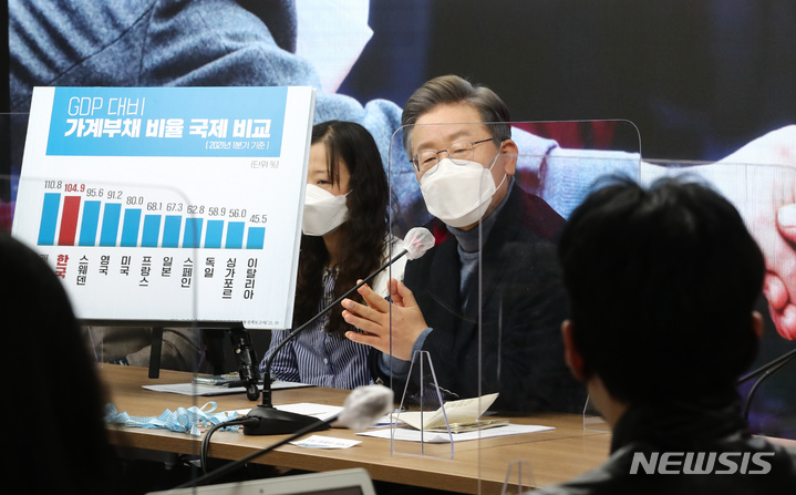 [서울=뉴시스] 국회사진기자단 = 이재명 더불어민주당 대선후보가 6일 오전 서울 여의도 더불어민주당 당사에서 열린 소상공인과 함께하는 전국민선대위에서 발언을 하고 있다. 2021.12.06. photo@newsis.com