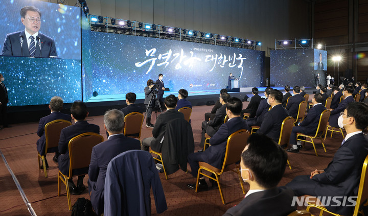 [서울=뉴시스] 전진환 기자 = 문재인 대통령이 6일 오전 서울 삼성동 코엑스에서 열린 제58회 무역의 날 기념식에 참석해 축사를 하고 있다. 2021.12.06. amin2@newsis.com