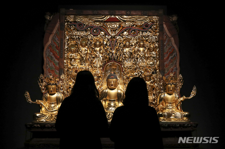 [서울=뉴시스] 정병혁 기자 = 6일 오전 서울 용산구 국립중앙박물관 기획전시실에서 열린 '조선의 승려 장인' 언론공개회에서 관계자들이 용문사 목각아미타여래설법상과 목조아미타여래삼존좌상을 살펴보고 있다. 2021.12.06. jhope@newsis.com