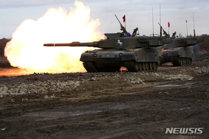 [에니와=AP/뉴시스] 일본 홋카이도 에니와에 있는 미나미 에니와 훈련장에서 열린육상 자위대 연례 전술훈련에 동원된 90식 전차가 목표물을 향해 포격하고 있다. 자료사진. 2026.01.21
