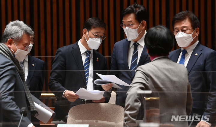 [서울=뉴시스] 김선웅 기자 = 송영길 더불어민주당 대표가 6일 서울 여의도 국회에서 열린 정책의원총회에서 위성곤 의원과 대화를 하고 있다. (공동취재사진) 2021.12.06. photo@newsis.com