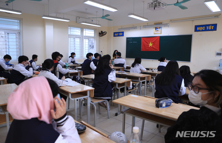 [하노이=AP/뉴시스] 6일(현지시간) 베트남 하노이의 한 고등학교의 교실에서 12학년 학생들이 수업하고 있다. 하노이 당국이 코로나19 규제를 완화하면서 12학년 학생들이 약 6개월 만에 교실로 돌아왔다. 2021.12.06.