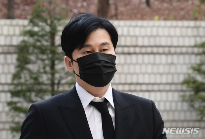 [서울=뉴시스] 배훈식 기자 = 아이돌 그룹 '아이콘'의 전 멤버 비아이 마약 수사를 무마한 혐의로 기소된 양현석 전 YG엔터테인먼트 대표가 지난해 12월6일 오후 서울 서초구 서울중앙지방법원에서 열린 2차 공판에 출석하고 있다.(공동취재사진) 2021.12.06. photo@newsis.com
