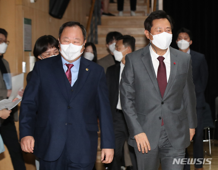 [서울=뉴시스]오세훈 서울시장과 김인호(왼쪽) 서울시의회 의장이 지난달 6일 오후 서울시청에서 열린 2021 서울 인권콘퍼런스 참석을 위해 대화를 나누며 나란히 입장하고 있다. 2022.01.07. (사진 = 뉴시스DB) photo@newsis.com