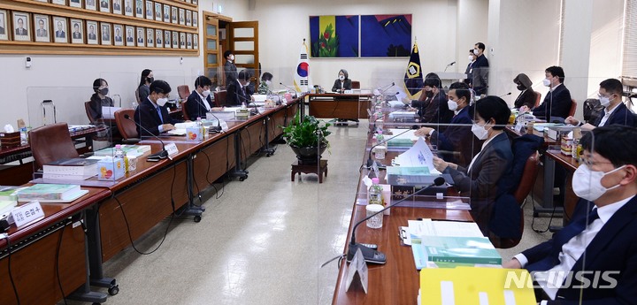 [서울=뉴시스] 사진공동취재단 = 김영란 대법원 양형위원회 위원장이 지난달 6일 오후 서울 서초구 대법원에서 열린 '양형위원회 제113차 전체회의'에 참석해 회의를 주재하고 있다. 2021.12.06. photo@newsis.com