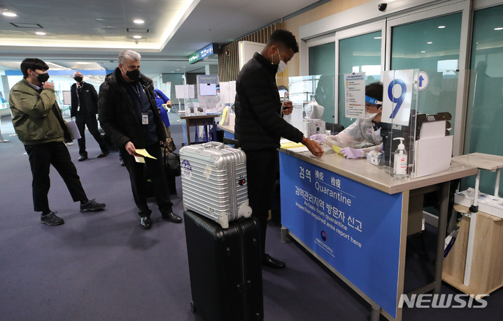 [인천공항=뉴시스] 김명원 기자 = 6일 인천국제공항 제1터미널로 입국한 외국인들이 검역대를 통과하고 있다. (공동취재사진) 2021.12.06. photo@newsis.com