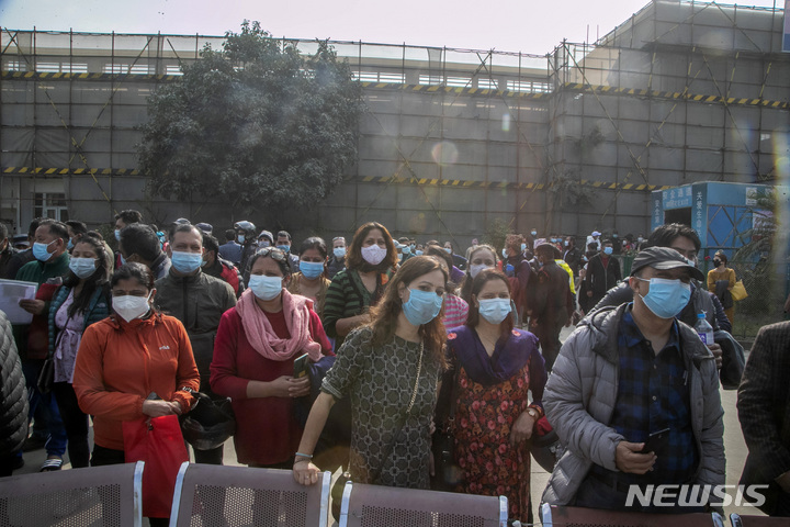 [AP/뉴시스] 11월23일 네팔 수도 카트만두에서 아이들이 코로나19 백신 주사를 맞고 나오기를 부모들이 기다리고 있다. 네팔 백신 접종완료율은 29%에 머문다.