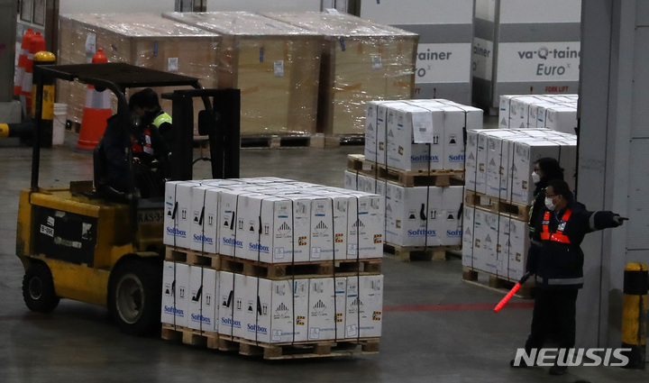 [인천공항=뉴시스] 이영환 기자 = 개별 계약한 코로나19 화이자 백신 248만3000회분이 지난 6일 오후 인천국제공항 화물터미널에 도착해 백신수송 관계자들이 수송작업을 하고 있다. 2021.12.16. 20hwan@newsis.com